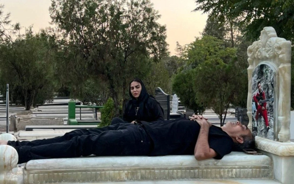 تصویری از پدر و مادر متین نادرخانی بر مزار فرزندشان