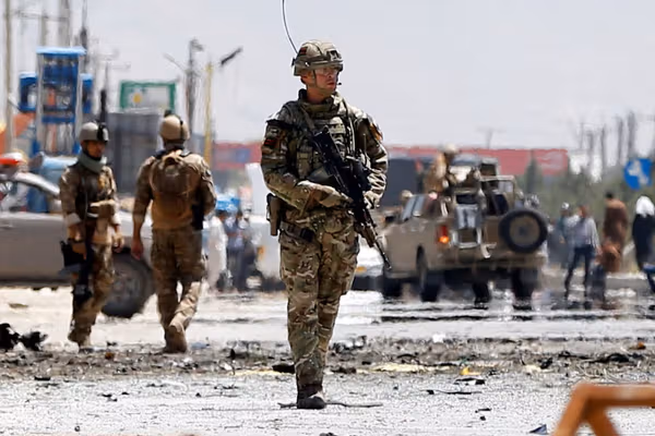 در پی واکنش انتقادی بریتانیا، ترامپ از شجاعت نظامیان بریتانیا در افغانستان تمجید کرد