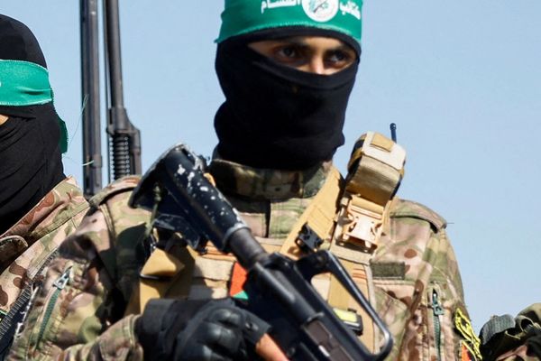 "جيروزاليم بوست": حماس وحزب الله يعيدان بناء قدراتهما بدعم مالي من إيران