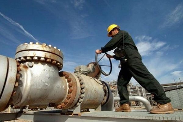 احتجاجات إيران: عمال النفط يهددون بالإضراب.. ومصادمات بين الأمن والطلاب