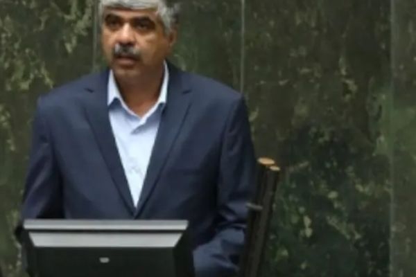 ممثل الزرادشتيین في البرلمان الإيراني: تصريحات نقدي "ضد التضامن والهوية الوطنية"
