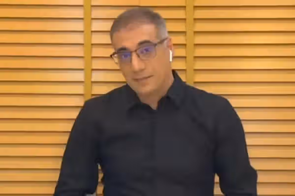 رضا ولیزاده، روزنامهنگار زندانی، درباره شرایط وخیم زندانیان اوین هشدار داد
