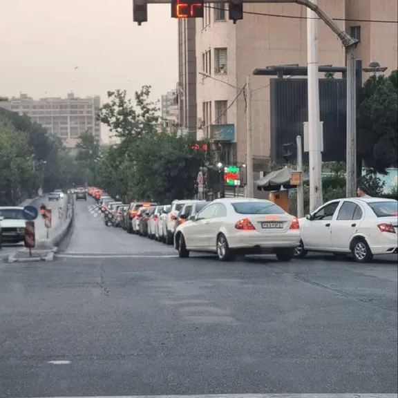 تشکیل صفهای طولانی پمپ بنزین در تهران پس از حمله اسرائیل