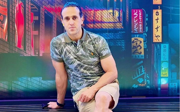 به اتهام «توهین به فرهنگ نذری»:شهرداری تهران بیلبوردهای علی کریمی را جمع کرد