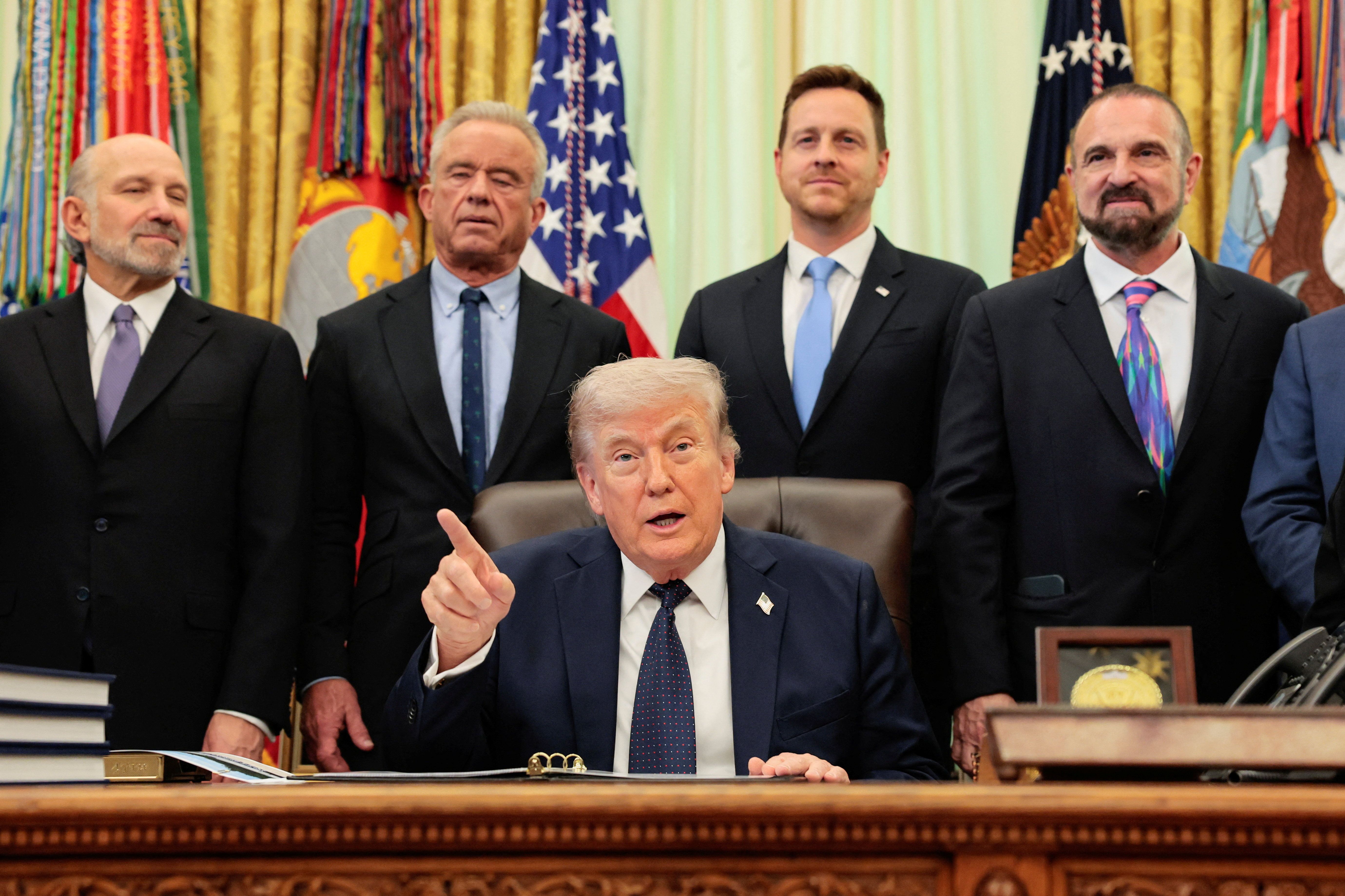 دونالد ترامپ: رهبران جمهوری اسلامی مثل سگ و گربه با هم می‌جنگند تا کنترل را در دست بگیرند