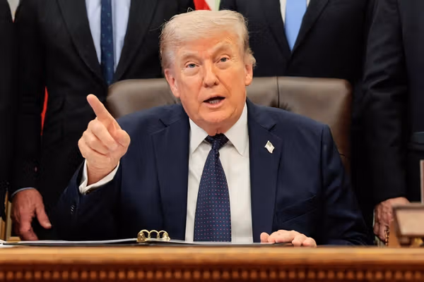 دونالد ترامپ: رهبران جمهوری اسلامی مثل سگ و گربه با هم میجنگند تا کنترل را در دست بگیرند