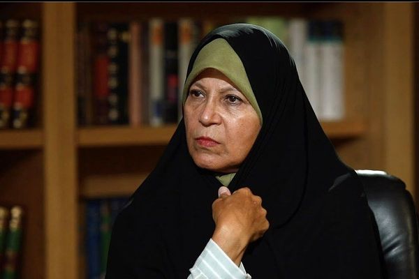 فائزه هاشمی بهرهمندی از «امکانات خاص» در زندان را رد کرد؛ آتنا دائمی او را «دروغگو» خواند