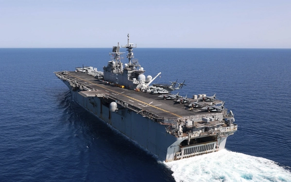 نیروهای دریایی تحت حمایت غرب به کشتیها هشدار دادند از آبهای ایران دوری کنند