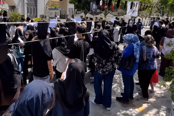 تجمع اعتراضی دانشجویان تحصیلات تکمیلی دانشگاه آزاد