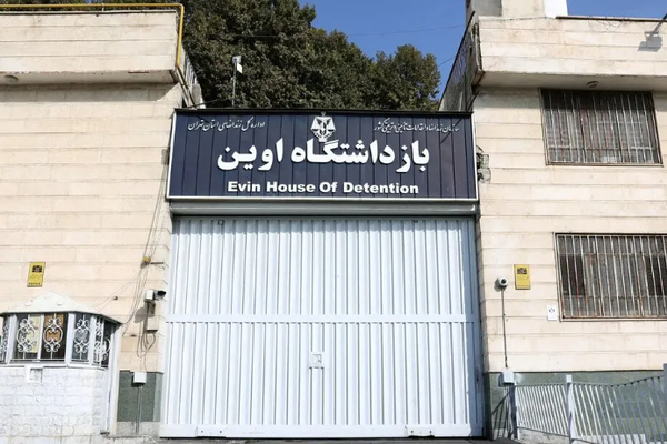 سایت هرانا: پنج زندانی سیاسی زن در اوین در پی اعتراض به اعدامها از تماس تلفنی محروم شدند