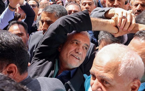 مجری پیشین صداوسیما: رهبران گروههای مقاومت در روز تحلیف با پزشکیان دیدار میکنند