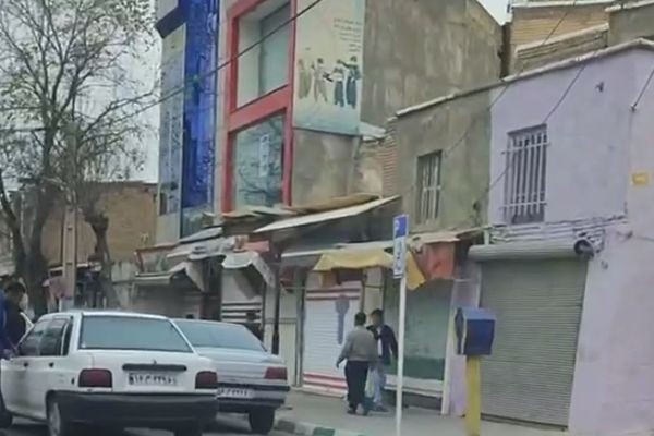 إضراب أصحاب المحلات في "سقز" بكردستان إيران احتجاجا على تسميم الطالبات