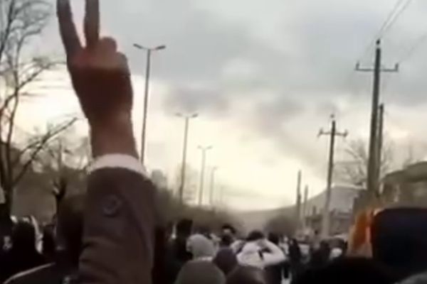 إضراب للباعة وتجمعات شمال غربي إيران تزامنا مع أربعينية ضحايا المدينة