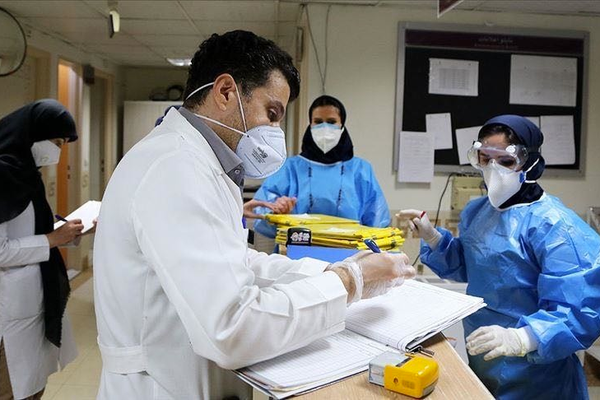 رئيس "النظام الطبي" في إيران يحذر من هجرة الأطباء بسبب عدم التقدير والأزمات الاقتصادية