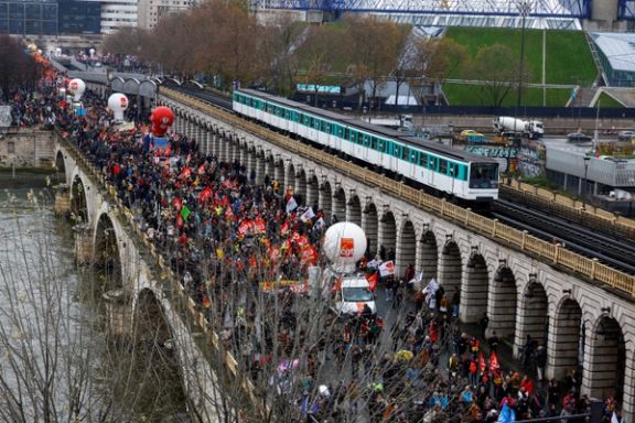 تظاهرات کارکنان بخش دولتی در پاریس، ۱۵ آذر