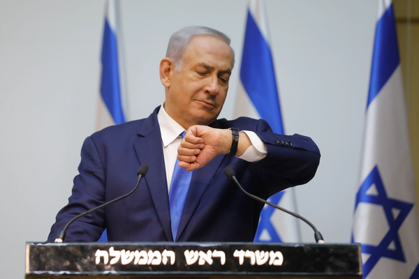 نتنياهو: لدينا مؤشرات على أن القادة الكبار في إيران يجهزون حقائبهم للفرار