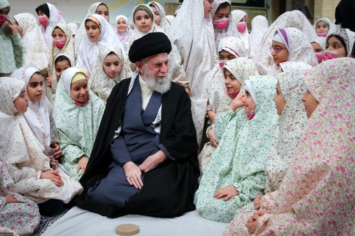 Papierverbrauch schränkt Änderungen an Schulbüchern nach Khameneis Tod ein ...