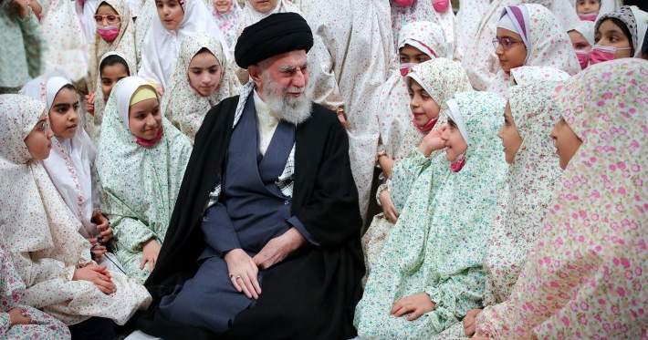 Papierverbrauch schränkt Änderungen an Schulbüchern nach Khameneis Tod ein ...
