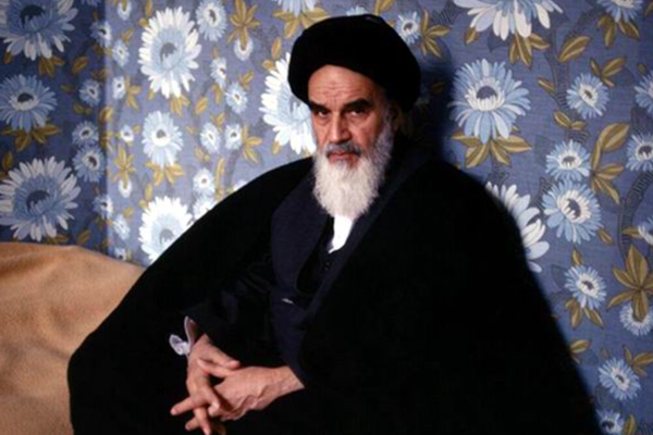 برلماني إيراني: عرضوا على الخميني بقاء الشاه مثل النظام البريطاني.. لكنه رفض