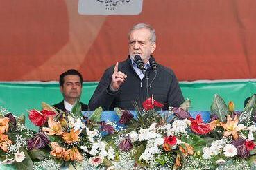 روزنامه وابسته به سپاه به پزشکیان به خاطر حمله به ترامپ و نترسیدن از قیمت دلار تبریک گفت