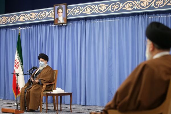 Iranian Experts Challenge Khamenei About Economy, Foreign Policy