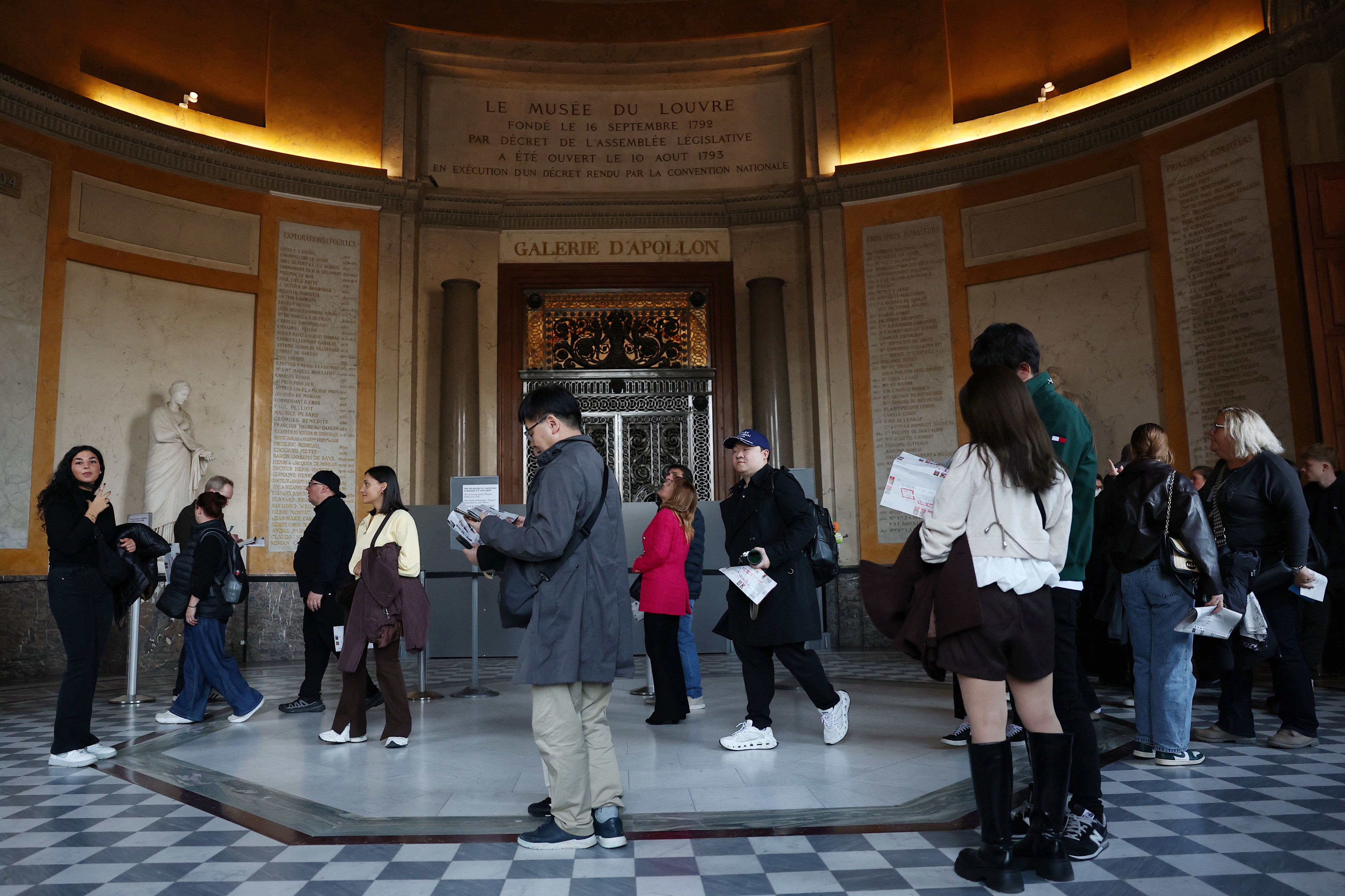 موزه لوور سه روز پس از سرقت جواهرات سلطنتی بازگشایی شد