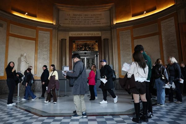 موزه لوور سه روز پس از سرقت جواهرات سلطنتی بازگشایی شد