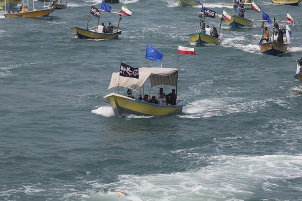 السفير البريطاني السابق في اليمن: حان وقت إغراق زوارق الحرس الثوري الإيراني