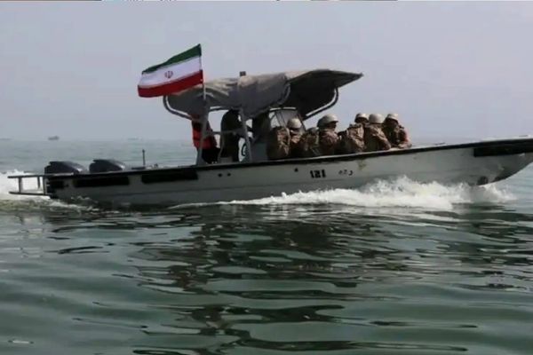 رسانههای وابسته به سپاه، خواستار درآمدزایی از کابلهای اینترنت در تنگه هرمز شدند
