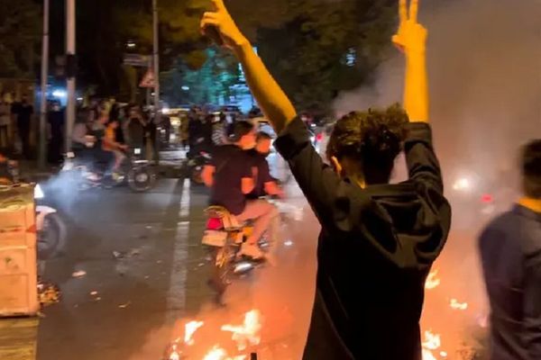 استمرار الاحتجاجات الليلية في إيران و"العفو الدولة" تحذر من قمع النظام