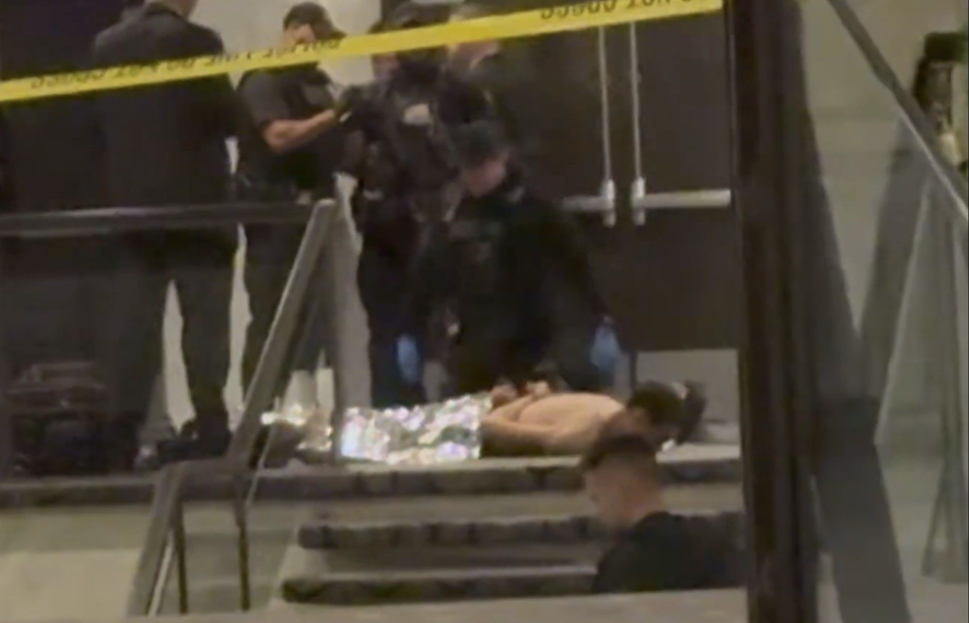 یک مقام اف‌بی‌ای: مهاجم، مسلح به تفنگ ساچمه‌ای بود