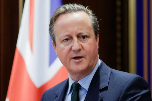 كاميرون ردا على الهجوم ضد مذيع"إيران إنترناشيونال":نتعامل بقوة مع "رعاع" النظام الإيراني