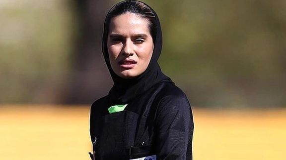 پس از کمپین رسانه سپاه و با یک عکس؛ یکی از داوران زن دربی استقلال و پرسپولیس حذف شد