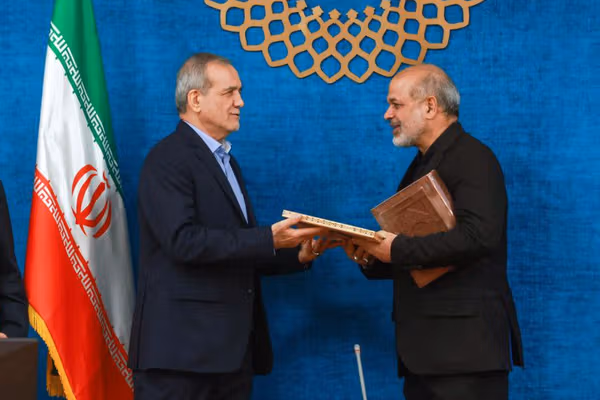 شکاف میان پزشکیان و وحیدی درباره مدیریت جنگ و پیامدهای اقتصادی آن شدت گرفته است