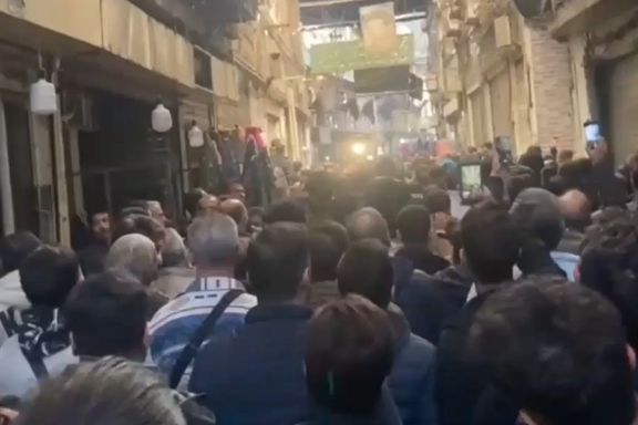 فایننشیالتایمز: سقوط ارزش پول ملی عامل اعتراض بازاریان تهران است