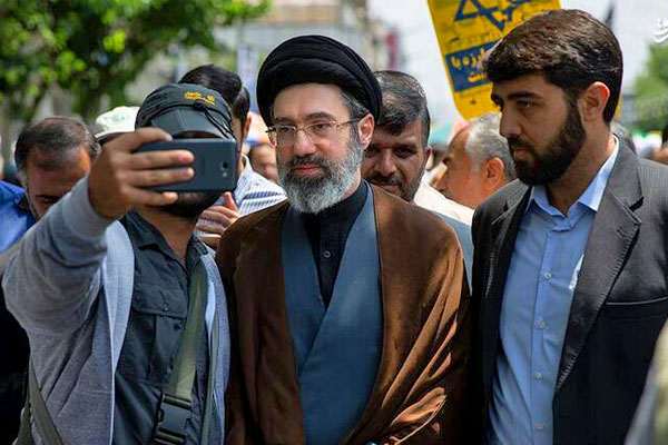 گزارش دیلی میل از سفرهای مجتبی خامنهای به لندن برای درمان ناباروری و ناتوانی جنسی