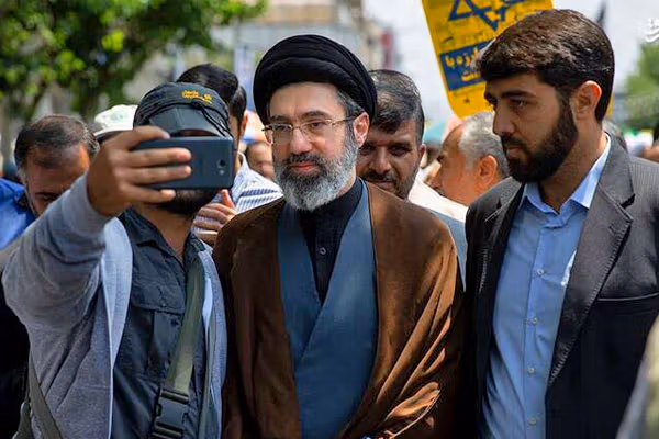 Guards push fast Mojtaba Khamenei announcement amid dissent over hereditary rule