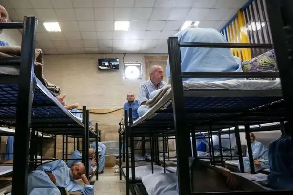 درمانگران اعتیاد در تهران به کمبود شربت تریاک در مراکز ترک اعتیاد اعتراض کردند