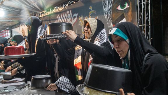 زنان حامی فلسطین برای «سرنگونی اسرائیل» مقابل دانشگاه تهران قابلمه برگردانی کردند