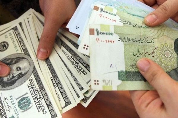 رغم دعوة "رئيسي" لمنع تصاعده .. الدولار يحطم حاجز 28 ألف تومان في إيران