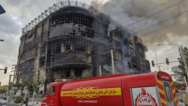 11 قتيلاً وعشرات المصابين في حريق واسع بمجمّع "أرغوان" التجاري بمدينة "أنديشه" في إيران 