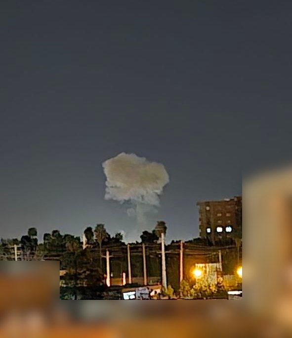 صدای انفجارهای متعدد و فعالیت پدافند در مشهد شنیده شد