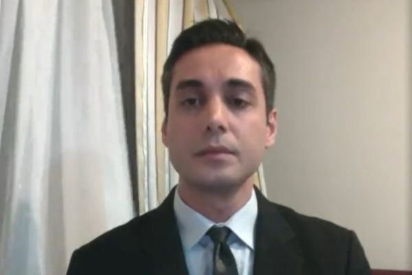 انتحار الصحافي الإيراني كيانوش سنجري احتجاجا على سياسات النظام ضد النشطاء والسياسيين