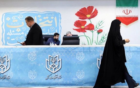 منتقدان شرکت در انتخابات را غیرموثر و این رقابت را نمایشی میخوانند