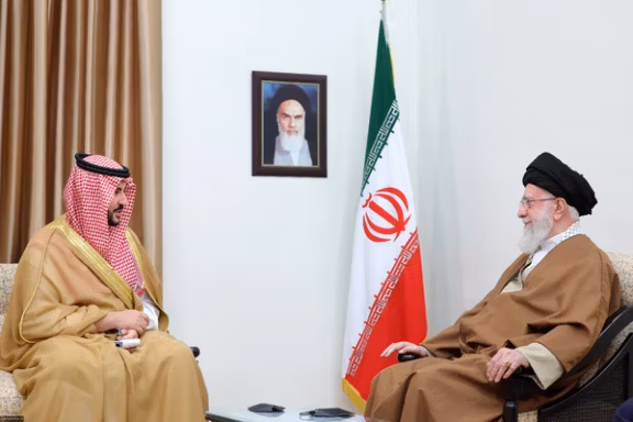 وزیر دفاع عربستان سعودی با استقبال گرم مقامات جمهوری اسلامی به تهران سفر کرد و با علی خامنهای دیدار داشت