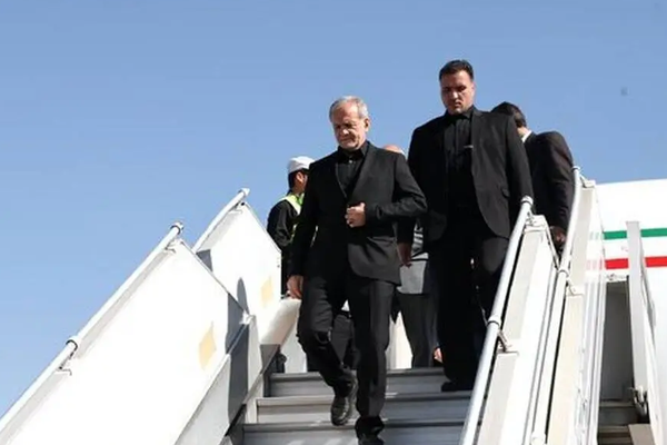 وصفتها بـ "اللقاءات المهينة".. "كيهان" تحذر الرئيس الإيراني من لقاء المسؤولين الأميركيين