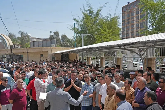 اعتراضًا على زيادة الضرائب.. وقفة احتجاجية لأصحاب المحلات التجارية في بندر عباس إيران