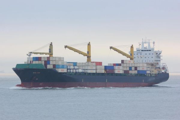 وصول سفينة من الصين تحمل مواد لدعم البرنامج الصاروخي في إيران