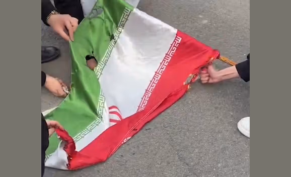 حرق أعلام النظام وهتافات مناهضة لخامنئي..الجامعات الإيرانية تشتعل لليوم الثالث على التوالي