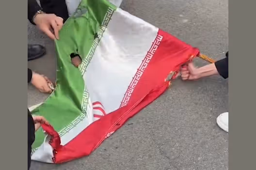 دانشجویان در سومین روز تجمع اعتراضی خود پرچم جمهوری اسلامی را آتش زدند